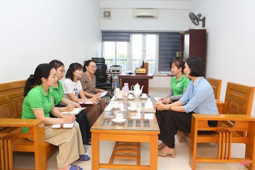 Ban Giám hiệu Trường Mầm non Trí Đức (phường Thành Sen) trao đổi với cán bộ chuyên trách Hội LHPN tỉnh về công tác nhận đỡ đầu trẻ mồ côi thời gian tới.