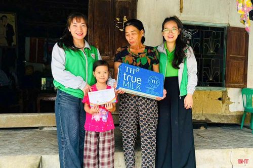 Đại diện Ban Giám hiệu Trường Mầm non Trí Đức (phường Thành Sen) trao đỡ đầu cho 1 học sinh mồ côi có hoàn cảnh khó khăn đang học tại Trường Tiểu học Thạch Hưng, dịp đầu năm 2026.