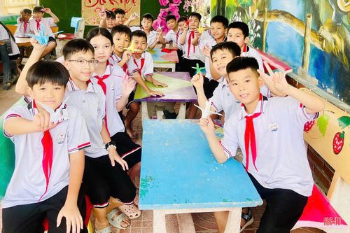  Mỗi cánh hạc mang theo một lời tri ân, một niềm tin và hy vọng về hòa bình, bình yên nơi biển đảo của các em học sinh. 