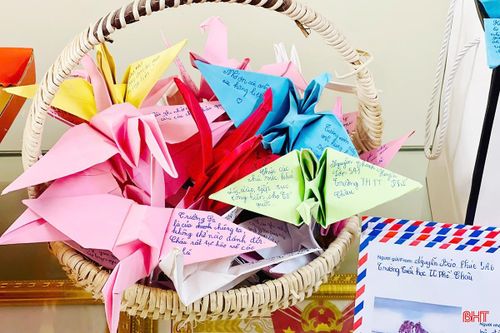 Những lá thư, cánh hạc giấy chứa đựng tình cảm, sự tri ân của học sinh Trường Tiểu học thị trấn Phố Châu gửi tới các cán bộ, chiến sĩ đang làm nhiệm vụ bảo vệ biển đảo Tổ quốc.
