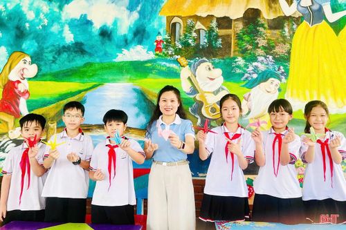 Các giáo viên luôn tích cực đồng hành cùng học sinh trong hoạt động viết thư, gấp hạc giấy.