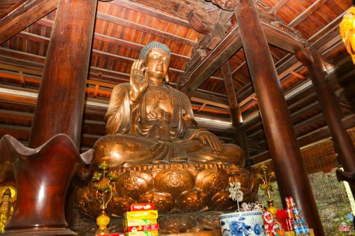 Trong chính điện, ở vị trí trang trọng nhất là bức tượng Phật Thích Ca Mầu Ni bằng đồng, cao 5,2m, nặng 3,5 tấn.