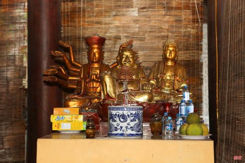 2 bên là bàn thờ Tam thế Phật.