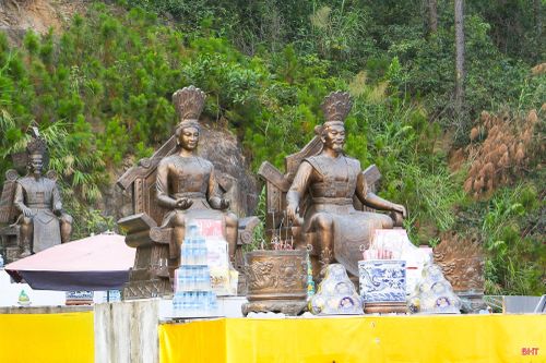 Ban thờ Lạc Long Quân - Âu Cơ