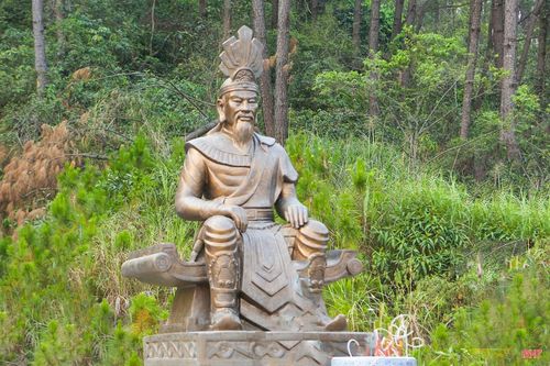 Ngoài cùng là ban thờ các vua Hùng, được bố trí 4 ban thờ song song, trong đó 2 ban thờ có đặt 2 bức tượng đại diện cho 18 đời vua Hùng trị vì đất nước.