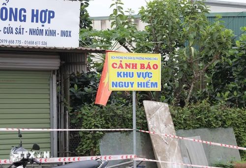 Chính quyền địa phương cắm biển cảnh báo, khoanh vùng khu vực có nguy cơ sạt lở cao. (Ảnh: Tạ Toàn/TTXVN)