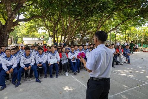Bóng mát từ những tán cây là nơi tổ chức các hoạt động sinh hoạt, giải trí cho chiến sỹ trên đảo. (Ảnh: Xuân Quý/TTXVN)