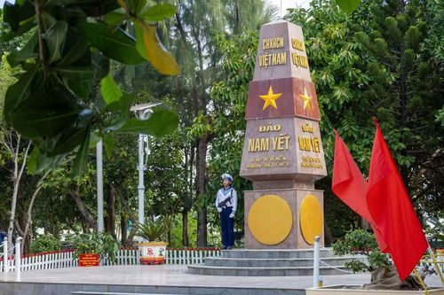 Những hàng cây hiên ngang trong gió như chính người lính đảo. (Ảnh: Xuân Quý/TTXVN)