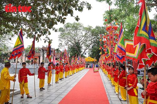 Không gian lễ hội được trang hoàng rực rỡ, hàng nghi trượng xếp dọc lối vào khu vực hành lễ.