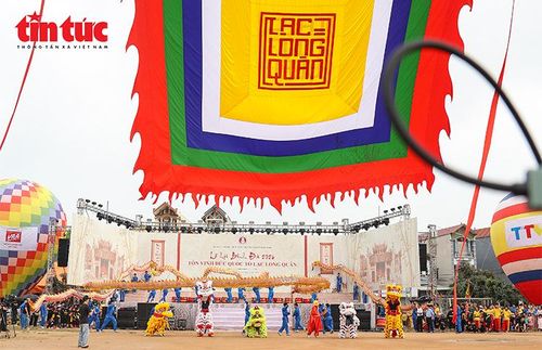 Không gian sân khấu chính Lễ hội Bình Đà 2026 với các tiết mục biểu diễn lân sư rồng.