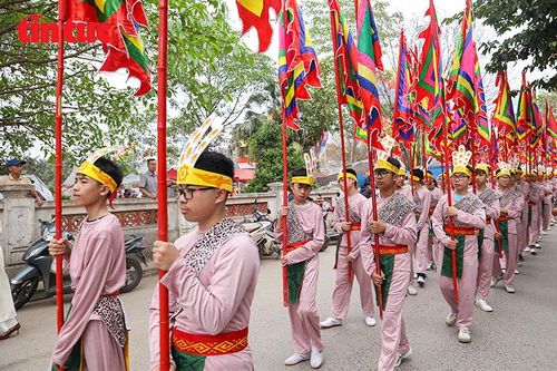 Đoàn rước với cờ hội rực rỡ sắc màu tiến về khu vực hành lễ trong không khí trang nghiêm.