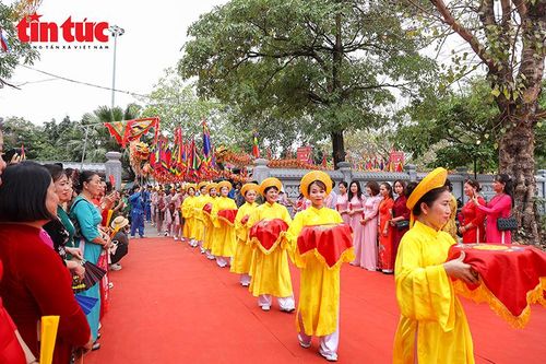 Đông đảo nhân dân tham gia nghi lễ dâng hương, thể hiện lòng tri ân sâu sắc đối với cội nguồn dân tộc.