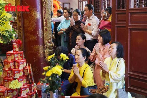 Người dân và du khách thành kính dâng hương tại Đền Nội Bình Đà trong ngày chính hội tưởng niệm Đức Quốc Tổ Lạc Long Quân.