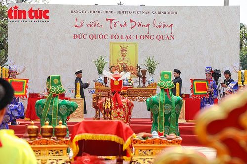Các bậc cao niên và đội nghi lễ thực hiện nghi thức tế truyền thống tại sân lễ.