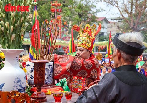 Toàn cảnh nghi lễ tế và dâng hương tưởng niệm Đức Quốc Tổ Lạc Long Quân tại Đền Nội Bình Đà.