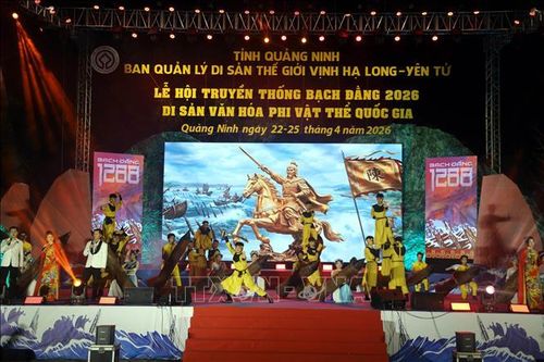 Tiết mục văn nghệ tại đêm khai mạc tái hiện lại trận chiến Bạch Đằng. Ảnh: Đức Hiếu/TTXVN