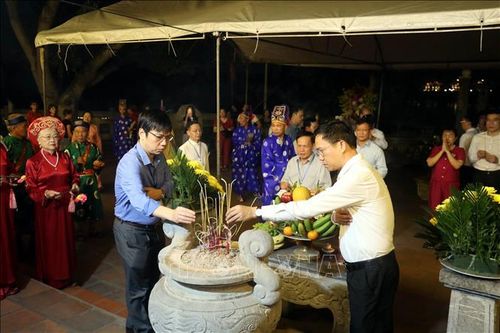Các đại biểu và người dân dâng hương tại miếu Vua Bà. Ảnh: Đức Hiếu/TTXVN