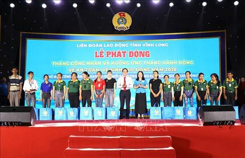Lãnh đạo Tổng liên đoàn Lao động Việt Nam và tỉnh Vĩnh Long trao quà cho người lao động.