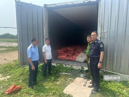 Khám kho lạnh chứa 3.300 kg cánh gà đông lạnh không rõ nguồn gốc, xuất xứ.