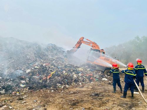 Trao đổi với Người Đưa Tin, ông Hoàng Nghĩa Thái – Chủ tịch UBND phường Thái Hòa - cho hay, trước đó, phường đã chủ trì cuộc họp yêu cầu các đơn vị liên quan huy động tối đa lực lượng, phương tiện tại chỗ, xe cứu hỏa và thiết bị máy móc, phối hợp chặt chẽ để khoanh vùng, không để đám cháy lan rộng. Công ty môi trường được yêu cầu phối hợp trong việc san gạt, cô lập nguồn cháy, xử lý rác thải, triển khai các giải pháp giảm thiểu khói bụi, ô nhiễm sau cháy. Hiện, lực lượng chức năng vẫn đang tích cực xử lý đám cháy. Tinh thần chung là xử lý sự cố nhanh nhất, hiệu quả nhất, đồng thời đảm bảo an toàn cho người và phương tiện trong suốt quá trình chữa cháy và khắc phục hậu quả.