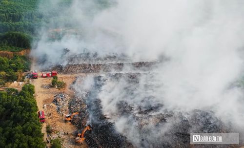 Khói cùng mùi khét lan rộng sang các địa bàn lân cận, khiến cuộc sống của người dân quanh khu vực bị đảo lộn. “Mùi khét, mùi hôi khiến không khí trở nên hết sức ngột ngạt. Tình trạng ô nhiễm môi trường nghiêm trọng, ảnh hưởng trực tiếp đến cuộc sống cũng như sinh hoạt của người dân sống xung quanh bãi rác. Mong lực lượng chức năng sớm xử lý để người dân sớm ổn định cuộc sống. Chúng tôi lo sợ tình trạng này kéo dài ảnh hưởng nghiêm trọng đến sức khỏe của người dân”, chị Nguyễn Thị Châu, SN 1978, trú tại xã Đông Hiếu, tỉnh Nghệ An chia sẻ.