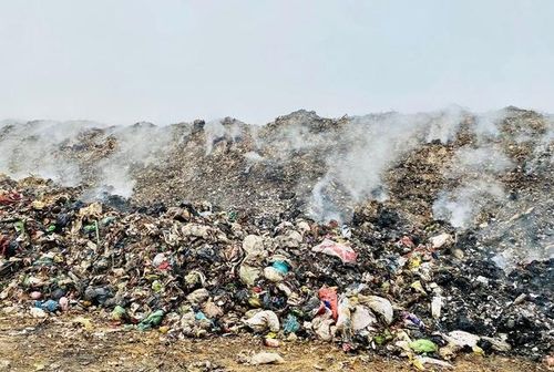 Cùng chung nỗi lo, ông Nguyễn Văn Tiến, SN1960, trú tại phường Thái Hòa - cho biết: “Đã nhiều năm, người dân xung quanh bãi rác phải sống chung với ô nhiễm môi trường, ruồi nhặng, mùi hôi thối nồng nặc cả ngày lẫn đêm. Người dân phải sống chung với ô nhiễm. Đợt này cháy kéo dài khiến cuộc sống người dân đảo lộn. Chúng tôi lo sợ hít phải khói từ bãi rác cháy nhiều sẽ ảnh hưởng đến sức khỏe. Mong muốn cơ quan chức năng sớm xử lý dứt điểm vụ việc này”.