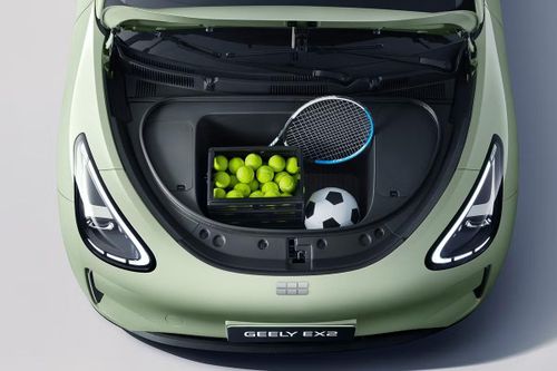 Khác với BYD Dolphin vốn dành trọn khoang trước cho mô-tơ điện, Geely EX2 Max ghi điểm nhờ có thêm cốp phụ 70 lít phía trước, giúp tăng đáng kể khả năng chứa đồ. Ảnh: Motorist, Geely.