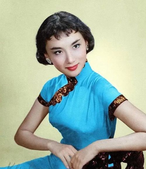 Là biểu tượng của điện ảnh Hoa ngữ giai đoạn đầu, Hạ Mộng nổi bật với nụ cười trong trẻo và phong thái thanh lịch. Bà không chỉ được công chúng yêu mến mà còn là hình mẫu lý tưởng trong mắt nhiều nghệ sĩ đương thời.