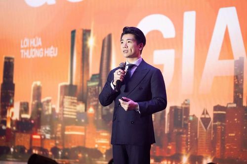 Ông Đỗ Quang Vinh, Phó Chủ tịch kiêm Phó Tổng Giám đốc SHB trình bày bộ nhận diện thương hiệu mới