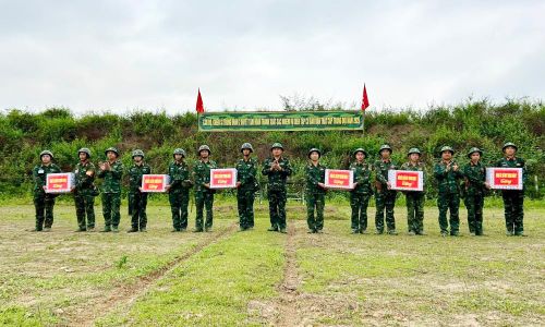  Trung tá Nguyễn Văn Trang, Trung đoàn trưởng Trung đoàn 2 và các đồng chí lãnh đạo Trung đoàn động viên các đơn vị tham gia diễn tập. 