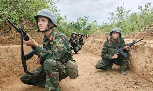  Cán bộ, chiến sĩ thực hành bắn đạn thật đề mục “Trung đội bộ binh phòng ngự ở địa hình rừng núi". 
