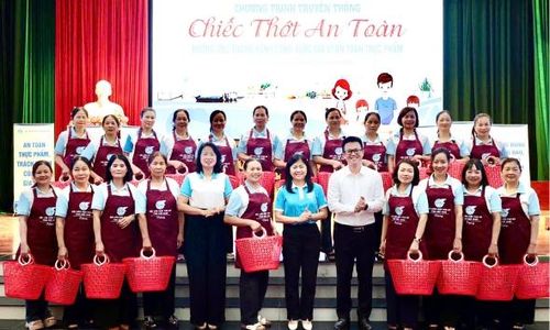  Các đồng chí lãnh đạo Hội Liên hiệp Phụ nữ tỉnh và xã Lạng Giang trao tặng tạp dề, làn nhựa cho cán bộ, hội viên phụ nữ. 
