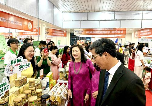 Phó Chủ tịch UBND thành phố Trần Chí Cường thăm gian hàng của Hợp tác xã Sản xuất và kinh doanh Lộc Nhiên Phát tại sự kiện Triển lãm sản phẩm đặc trưng, tiêu biểu định hướng xuất khẩu - Made in Da Nang Expo 2026. Ảnh: GIANG BIÊN