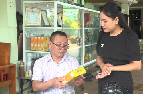 Ông Trương Công Sơn, Chủ tịch UBND xã Thăng Điền thăm một cơ sở sản xuất từ sản phẩm nông nghiệp tại địa phương. Ảnh: GIANG BIÊN