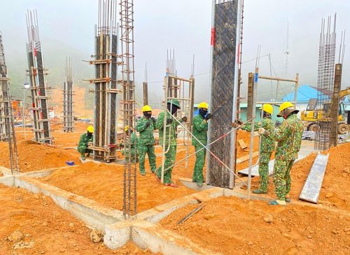 Cán bộ, chiến sĩ Đồn Biên phòng Tr’hy tham gia xây dựng Trường phổ thông nội trú liên cấp Tiểu học và THCS Tây Giang. Ảnh: HỒNG ANH