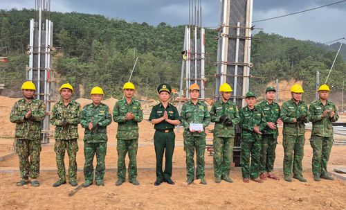 Thượng tá Bùi Văn Đức, Đồn trưởng Đồn Biên phòng Tr'hy thăm, động viên cán bộ, chiến sĩ đơn vị tại công trường xây dựng trường nội trú. Ảnh: HỒNG ANH