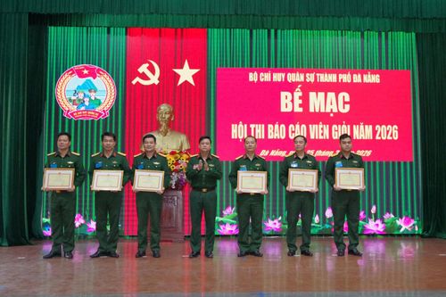 Khen thưởng thí sinh xuất sắc đạt giải cao của hội thi.