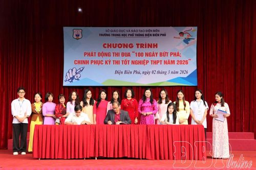 Đại diện Trường THPT Điện Biên Phủ, hội phụ huynh và học sinh ký cam kết thi đua “100 ngày bứt phá, chinh phục kỳ thi tốt nghiệp THPT năm 2026”.