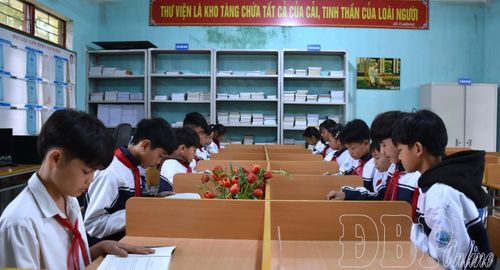 Học sinh Trường THCS Ẳng Cang (xã Mường Ảng) đọc sách tại thư viện nhà trường.