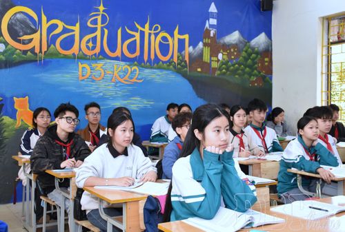 Học sinh lớp 9D3 Trường PTDTBT THCS Mường Nhé chăm chú nghe giảng.