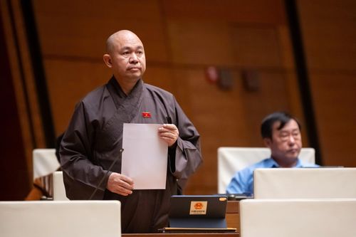 Thượng tọa Thích Đức Thiện, ĐBQH tỉnh Điện Biên phát biểu ý kiến tại phiên thảo luận.