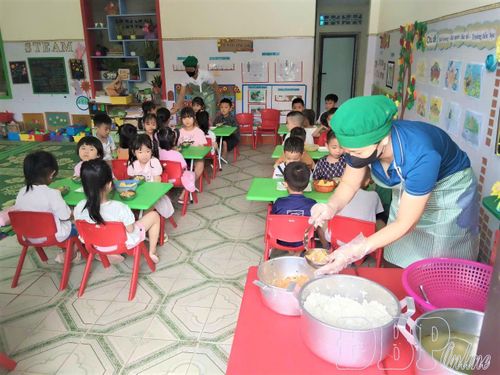 Giờ ăn của học sinh Trường Mầm non Pom Lót.