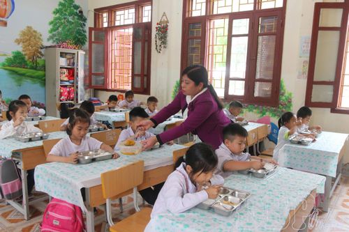 Giờ ăn của học sinh Trường Tiểu học Thanh Nưa.