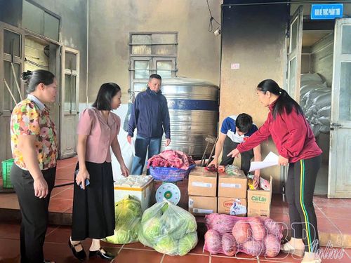 Trường Phổ thông Dân tộc bán trú THCS Pu Nhi tiếp nhận cung ứng thực phẩm tươi sống theo ngày.