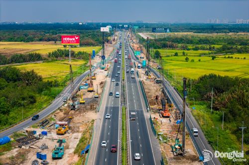 Dự án thi công mở rộng cao tốc Thành phố Hồ Chí Minh - Long Thành - Dầu Giây đi qua Đồng Nai đang được triển khai theo cơ chế khẩn cấp để kết nối với Cảng hàng không quốc tế Long Thành. Ảnh: Công Nghĩa