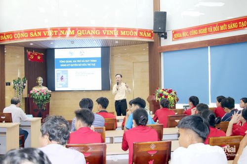 Trưởng Văn phòng miền Nam Cục Sở hữu trí tuệ (Bộ Khoa học và Công nghệ) Trần Giang Khuê trình bày tham luận tại hội nghị. Ảnh: Hải Quân
