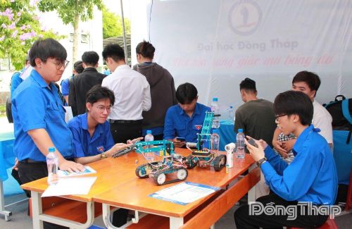 Hoạt động thí nghiệm, biểu diễn mô hình và tương tác với các công nghệ mới.