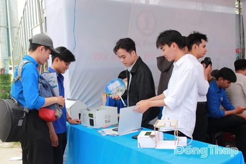 Học sinh tham gia các hoạt động giao lưu, trải nghiệm STEM tại các gian hàng của các tỉnh, thành phố.