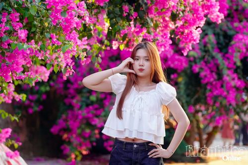 Lần đầu đến với tuyến đường hoa giấy, bạn Hoài Phương (sinh viên Trường Đại học Nha Trang) bị hấp dẫn bởi màu hoa đẹp như tranh vẽ. “Khung cảnh làng quê ven biển thêm thanh bình, em sẽ giới thiệu với bạn bè về tuyến đường hoa này”, Hoài Phương chia sẻ.