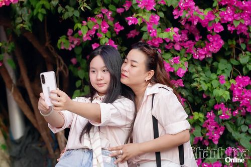 Lưu lại những hình ảnh đẹp cùng hoa.